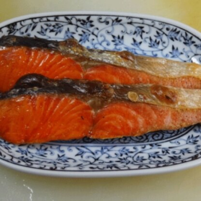 nikukiuさん　こんにちは
こちらのレシピをヒントに
オリーブオイルをひと塗りして　グリルで焼いてみました
いつもより　グッと美味しい焼き鮭に＾＾